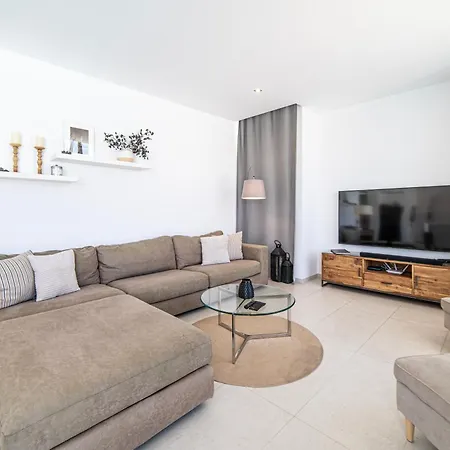 Lanz A Lot, Modern 3 Bed With Private Pool Vila